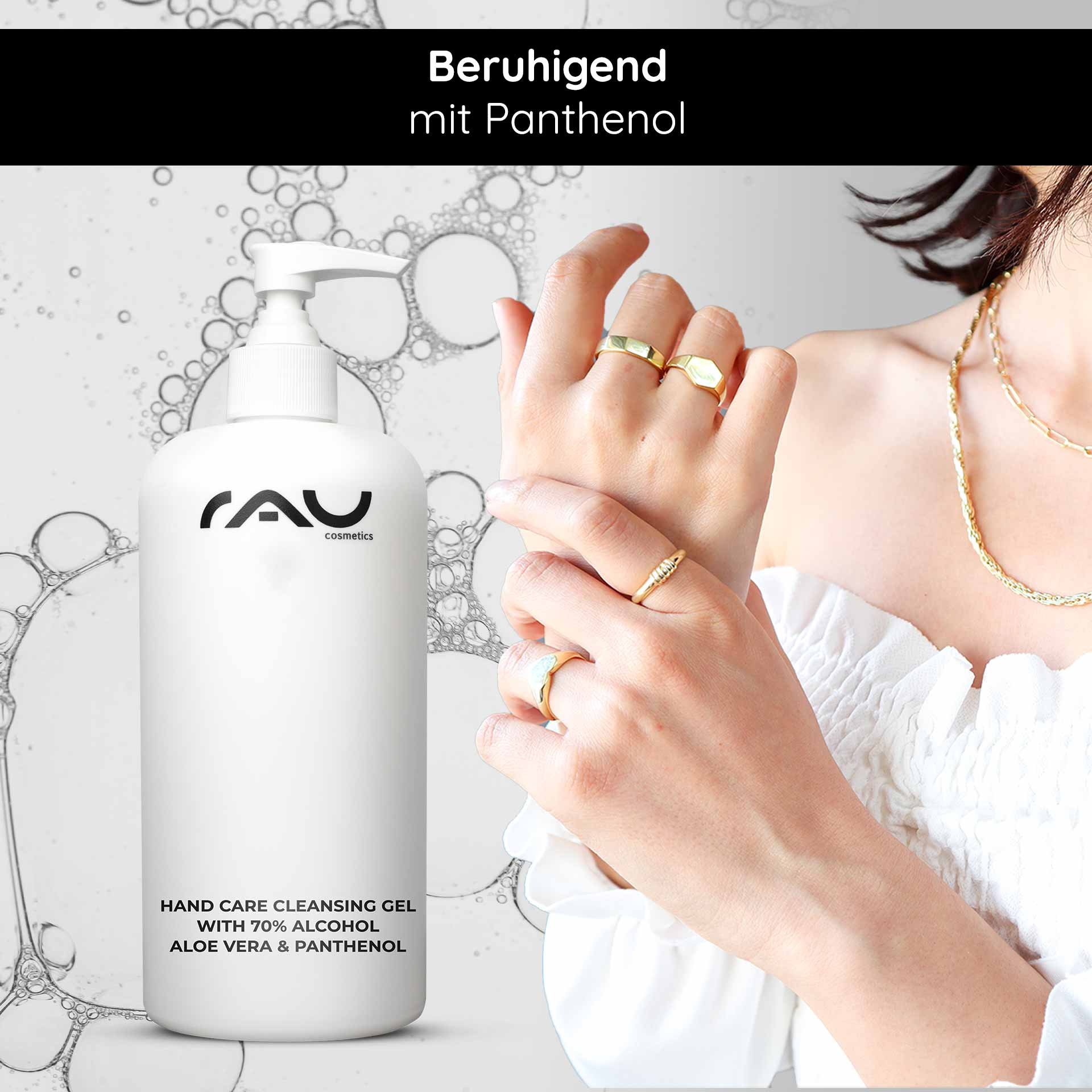 Flacone del gel detergente RAU Cosmetics Hand Care con il 70% di alcol, aloe vera e pantenolo, accanto a una mano di donna ornata di anelli, che sottolinea la cura delle mani e la disinfezione.