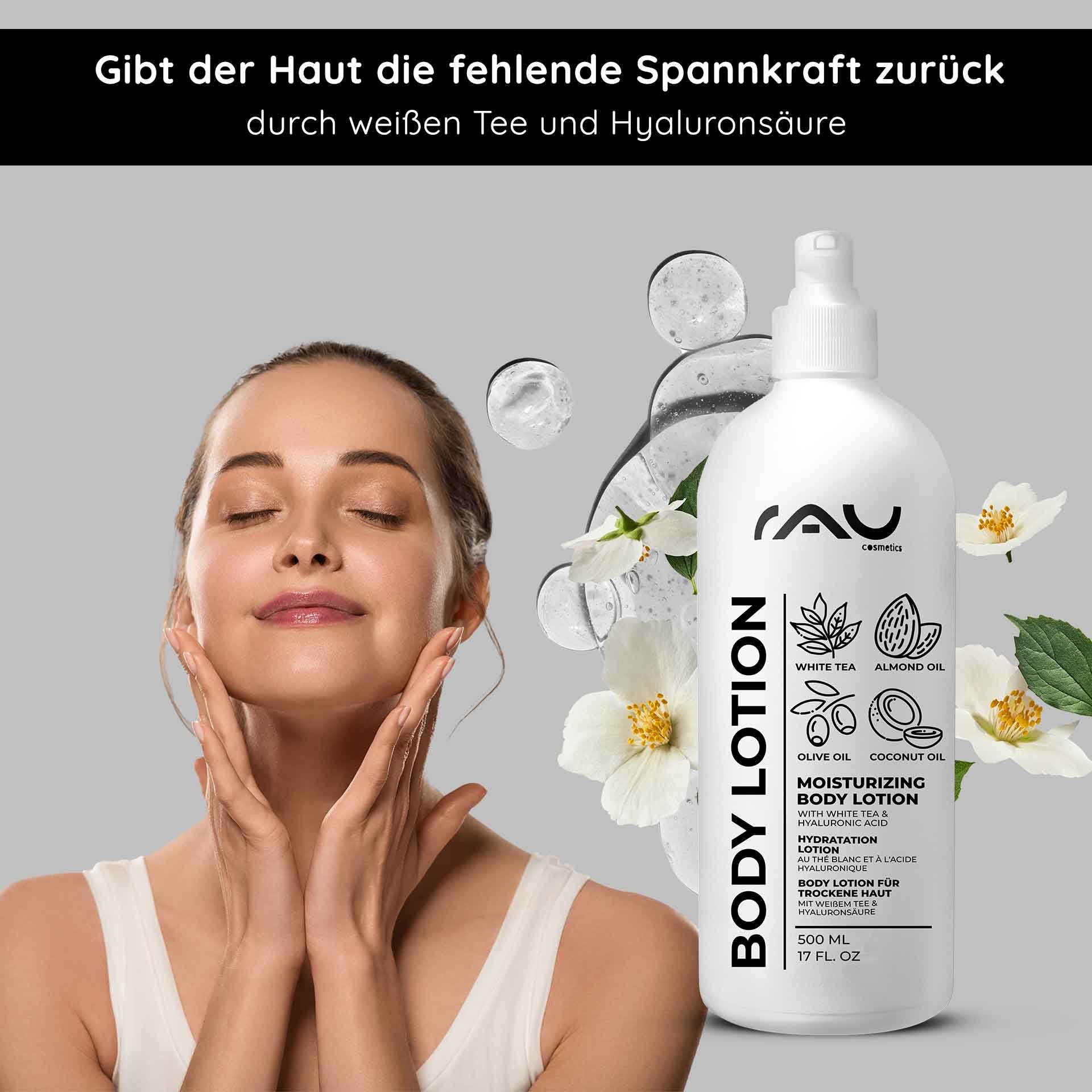 Frau mit geschlossenen Augen und sanftem Lächeln, die RAU White Tea Bodylotion für trockene Haut anwendet, umgeben von weißen Blüten und Wassertröpfchen, 500 ml Flasche mit Inhaltsstoffen wie Hyaluronsäure und Mandelöl.
