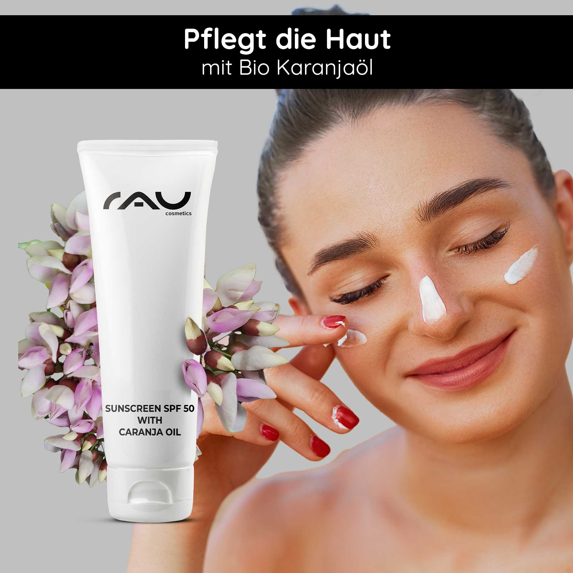 Sonnenschutz SPF 50 von RAU Cosmetics con Bio Karanjaöl, Person trägt Crema su il viso su, umgeben von Blüten.