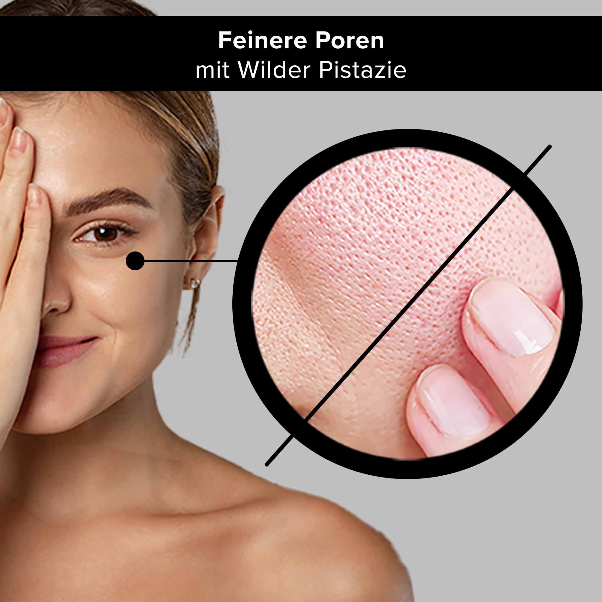 Donna con viso sorridente, mostra una mano sull'occhio, accanto a un'immagine della pelle ingrandita che rappresenta i pori fini e l'effetto del pistacchio selvatico per l'affinamento della pelle.
