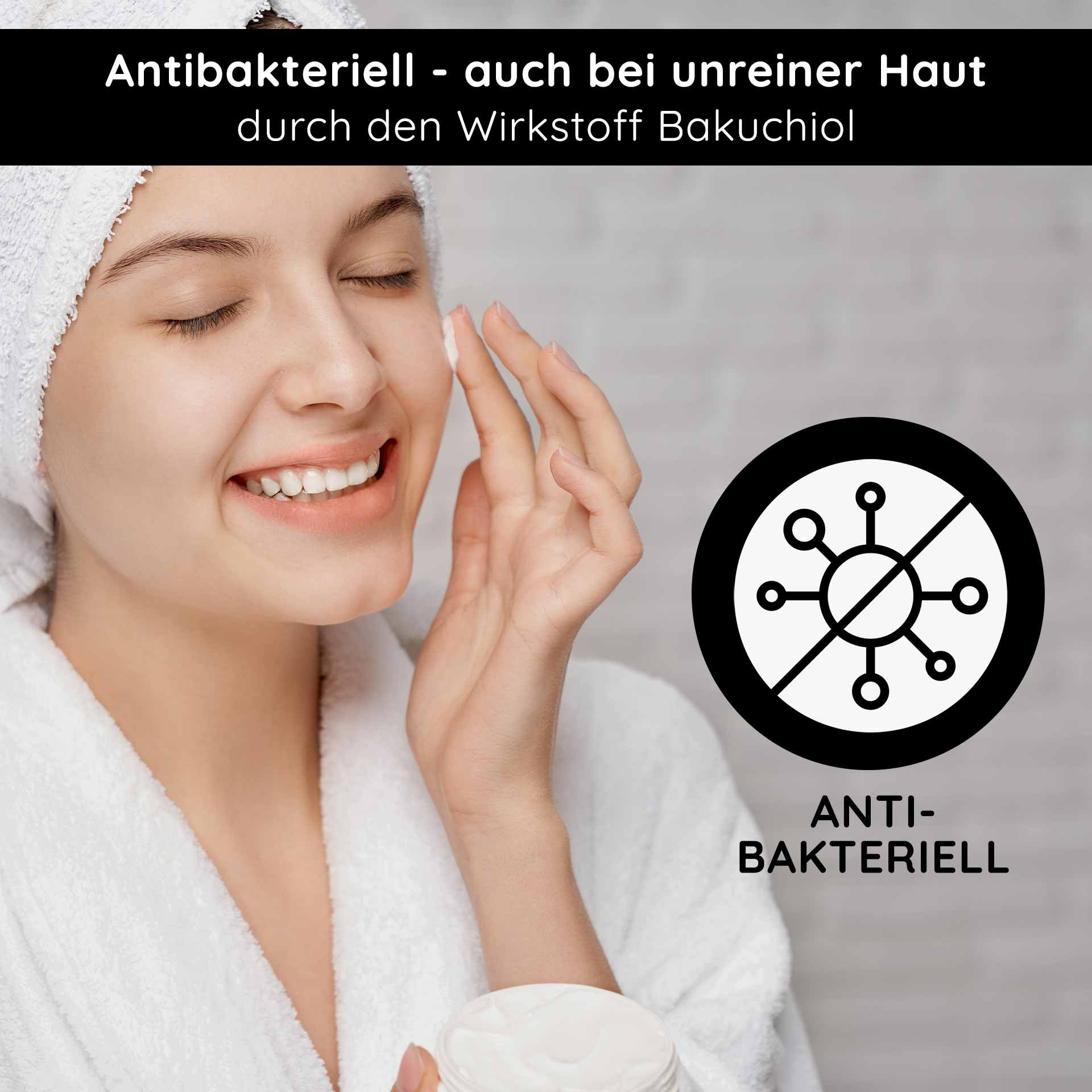 Effetto antibatterico: una donna sorridente durante la routine serale utilizza le proprietà purificanti del bakuchiol.