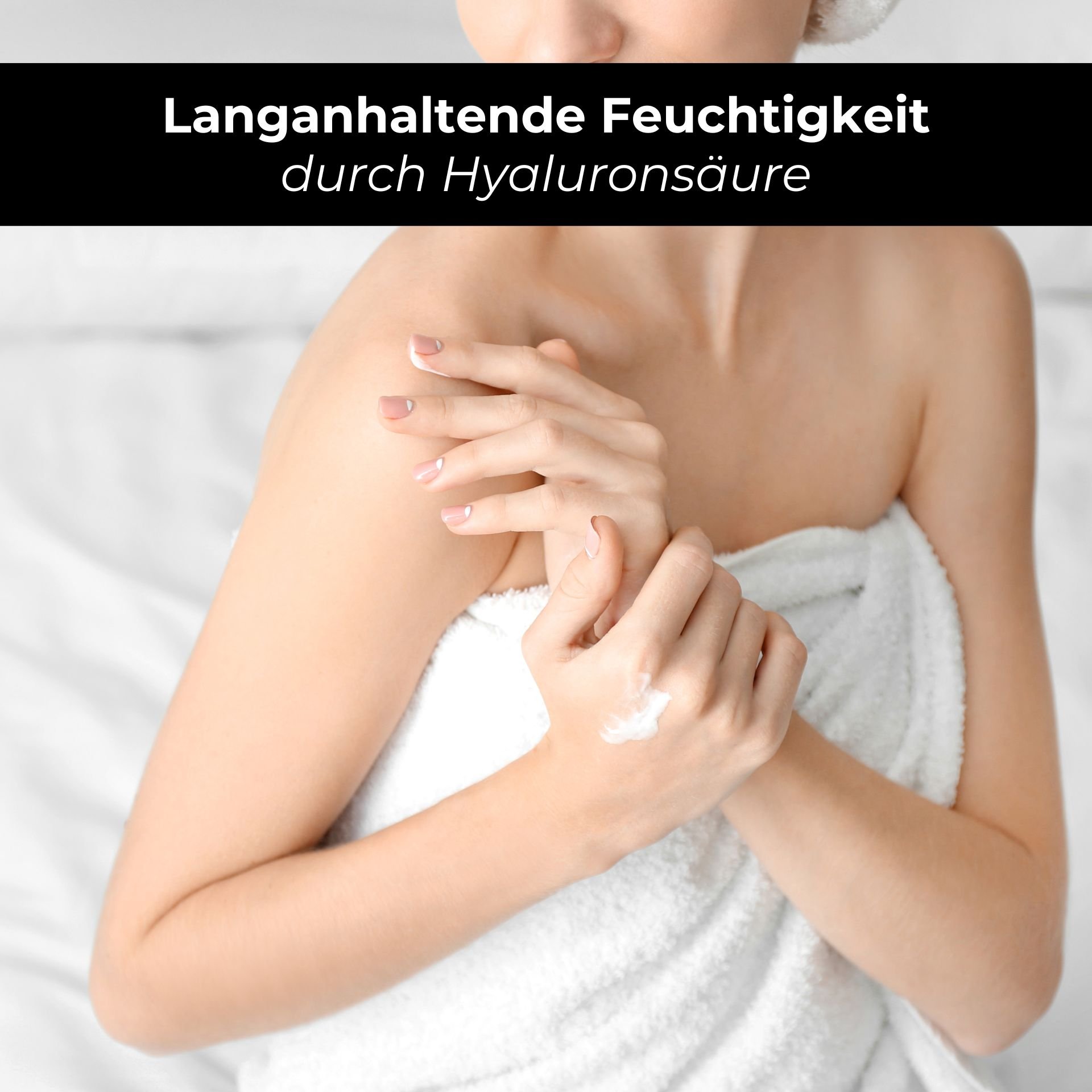 Frau mit Handtuch, die RAU Eternal Moist Body Lotion auf die Haut aufträgt, betont langanhaltende Feuchtigkeit durch Hyaluronsäure.
