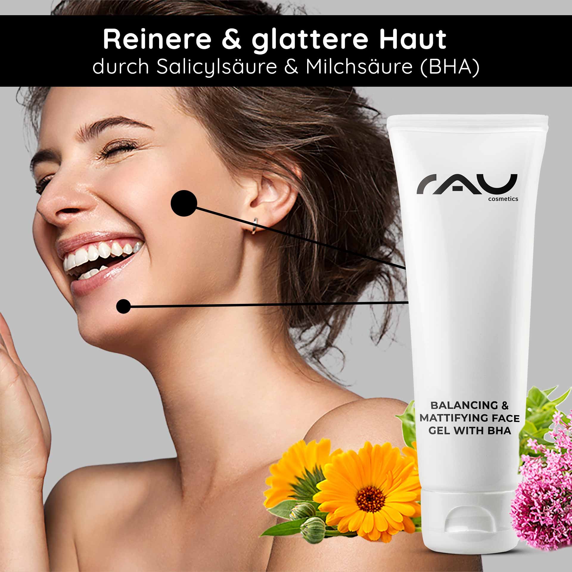 Donna con un sorriso radioso e pelle liscia, presenta RAU Balancing & Mattifying Gel con BHA, circondata da motivi botanici, che sottolineano gli ingredienti naturali.