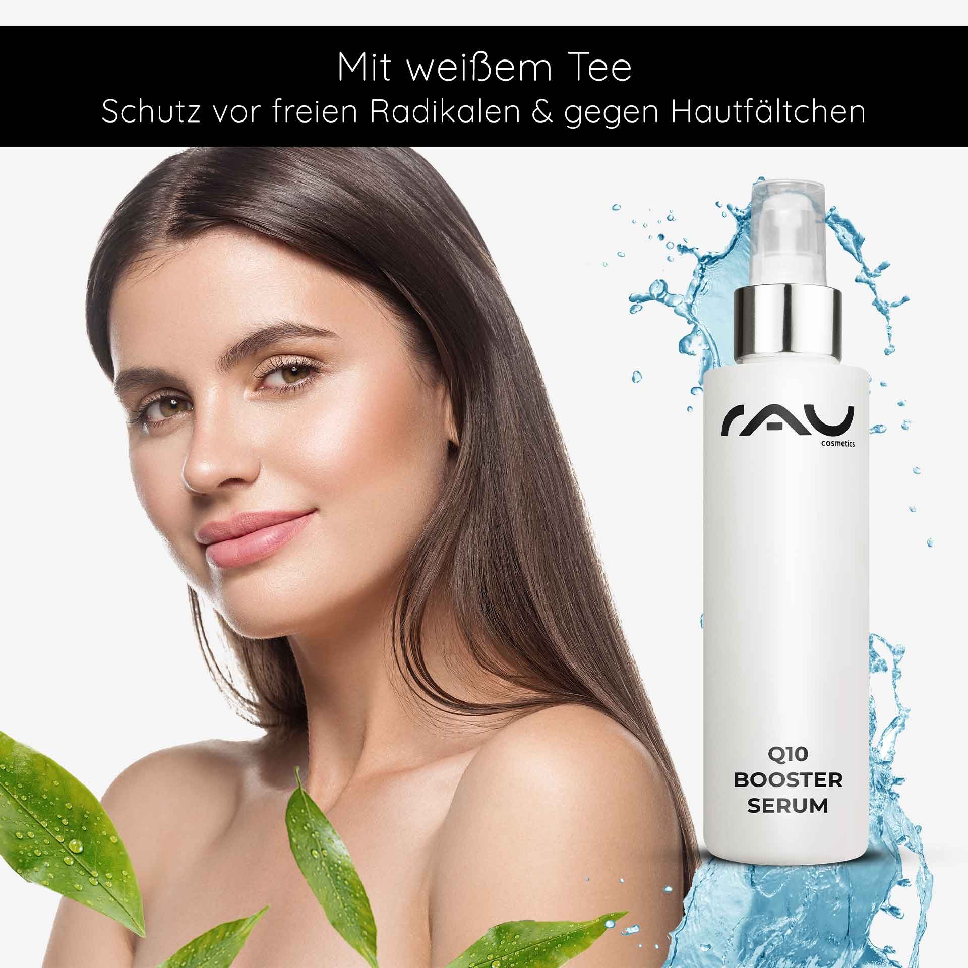Donna con pelle radiosa e siero Q10 Booster di RAU Cosmetics, circondata da foglie verdi e gocce d'acqua, sottolinea le proprietà idratanti e anti-età del prodotto con ialurone e tè bianco.