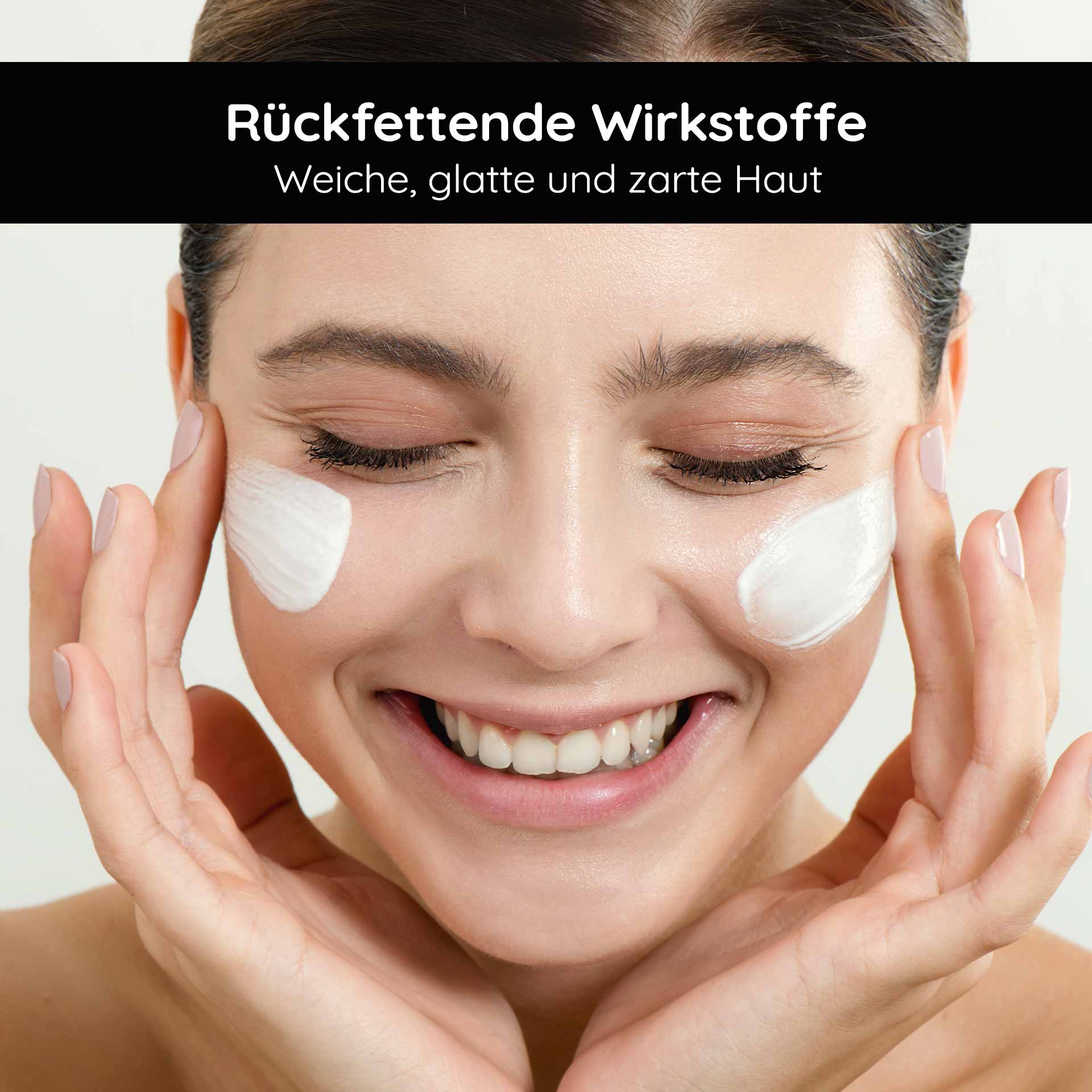 Silvercream 50 ml - Crema speciale per pelle impura e acneica Frau mit strahlendem Lächeln, die Gesichtscreme auf die Wange aufträgt, symbolisiert sanfte Hautpflege und Effektivität der RAU Silbercreme gegen Unreinheiten.