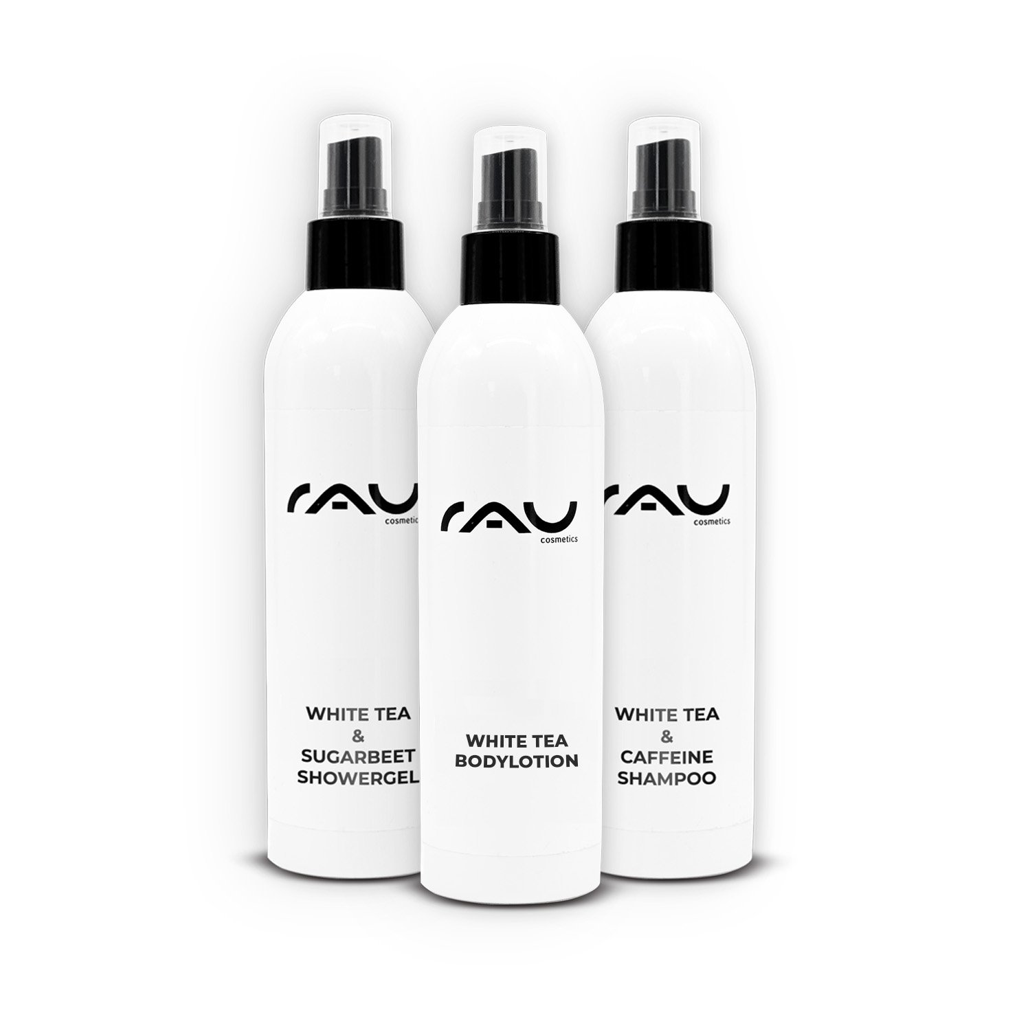Tre flaconi di RAU Cosmetics con White Tea & Sugar Beet Showergel, White Tea Bodylotion e White Tea & Caffeine Shampoo, presentati come parte del bundle «White Tea Love» per una cura di lusso di pelle e capelli.