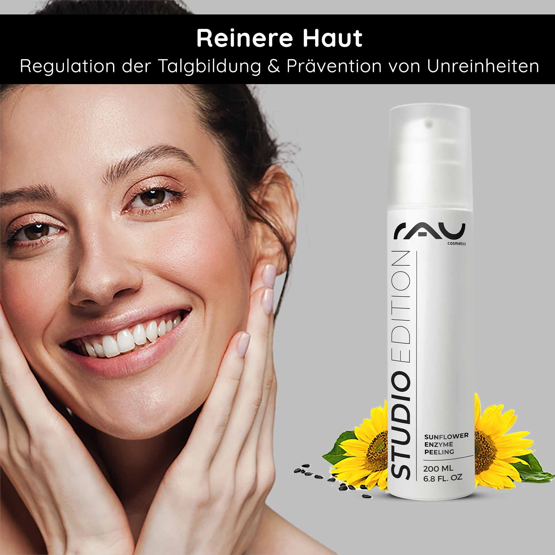 Donna con un sorriso radioso e pelle curata, si tiene il viso, accanto a un flacone di RAU Cosmetics Sunflower Enzyme Peeling, circondata da girasoli.