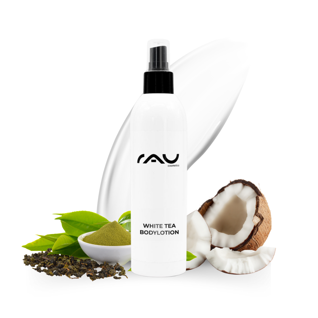 White Tea Bodylotion 250 ml Flasche der White Tea Bodylotion mit RAU-Logo, umgeben von grünen Teeblättern, grünem Pulver und Kokosnuss, wodurch die feuchtigkeitsspendenden und pflegenden Eigenschaften für trockene Haut betont werden.