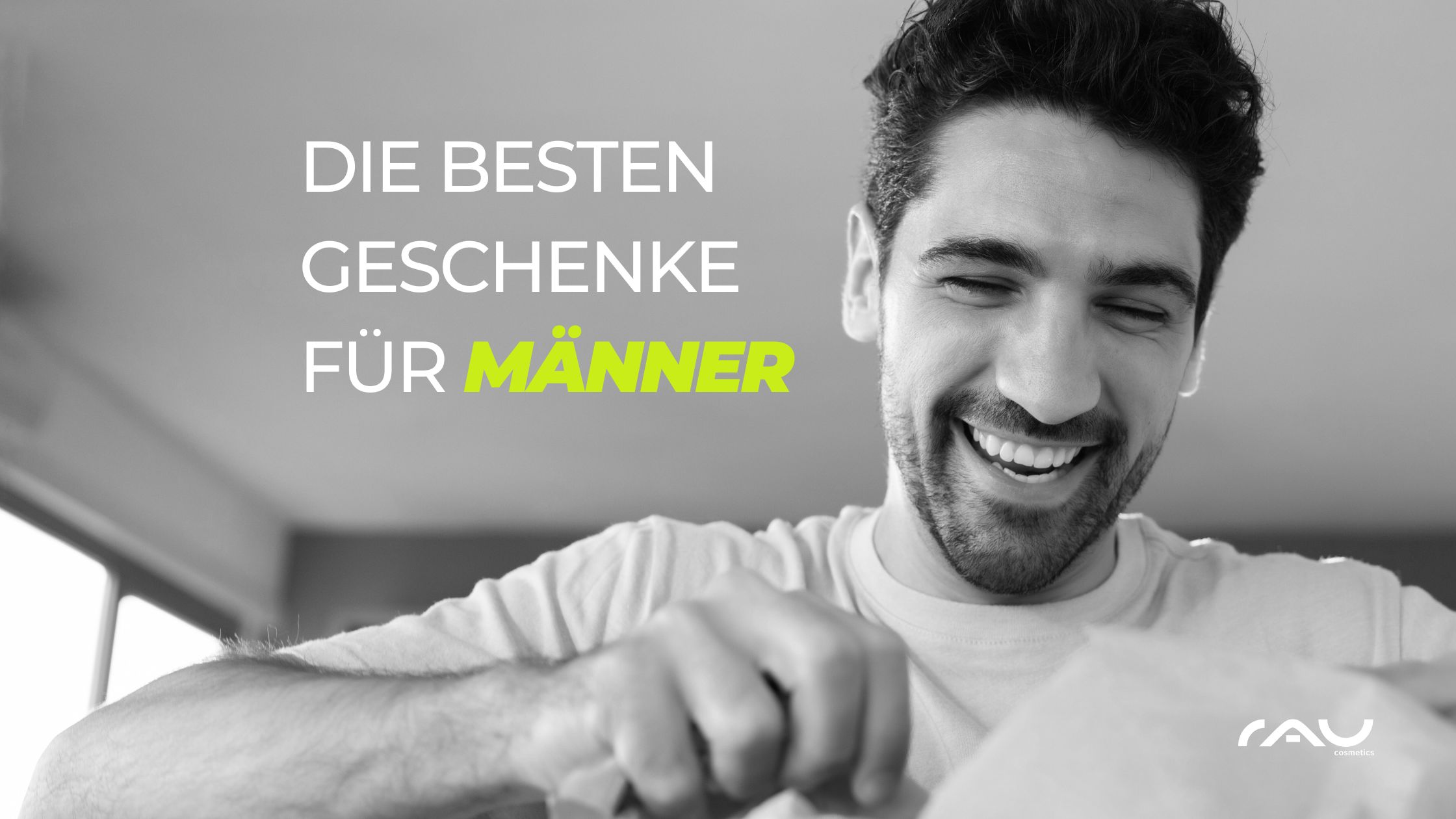 Die besten Geschenke für Männer zum Valentinstag Lächelnder Mann öffnet ein Geschenk, umgeben von der Aufschrift "Die besten Geschenke für Männer" in einem modernen, hellen Raum, passend zu Valentinstag Geschenkideen von RAU Cosmetics.