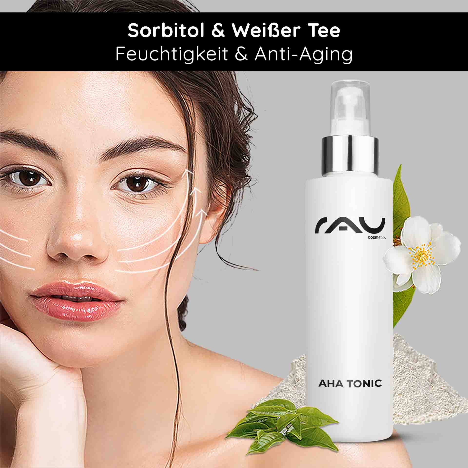 AHA Tonic 200 ml - Tonico con effetto anti-età AHA Tonic 200-ml-Flasche mit RAU Cosmetics-Branding, zeigt ein Model mit strahlender Haut, Pfeile, die auf Feuchtigkeit und Anti-Aging-Vorteile hinweisen, sowie Elemente aus weißem Tee und Sorbit, die die Hautpflegeverjüngung betonen.