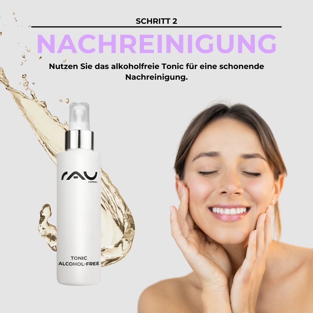 Tonico analcolico di RAU Cosmetics per pelli sensibili, donna con il viso sorridente che si tocca delicatamente le guance, fase 2 della routine di cura di base.