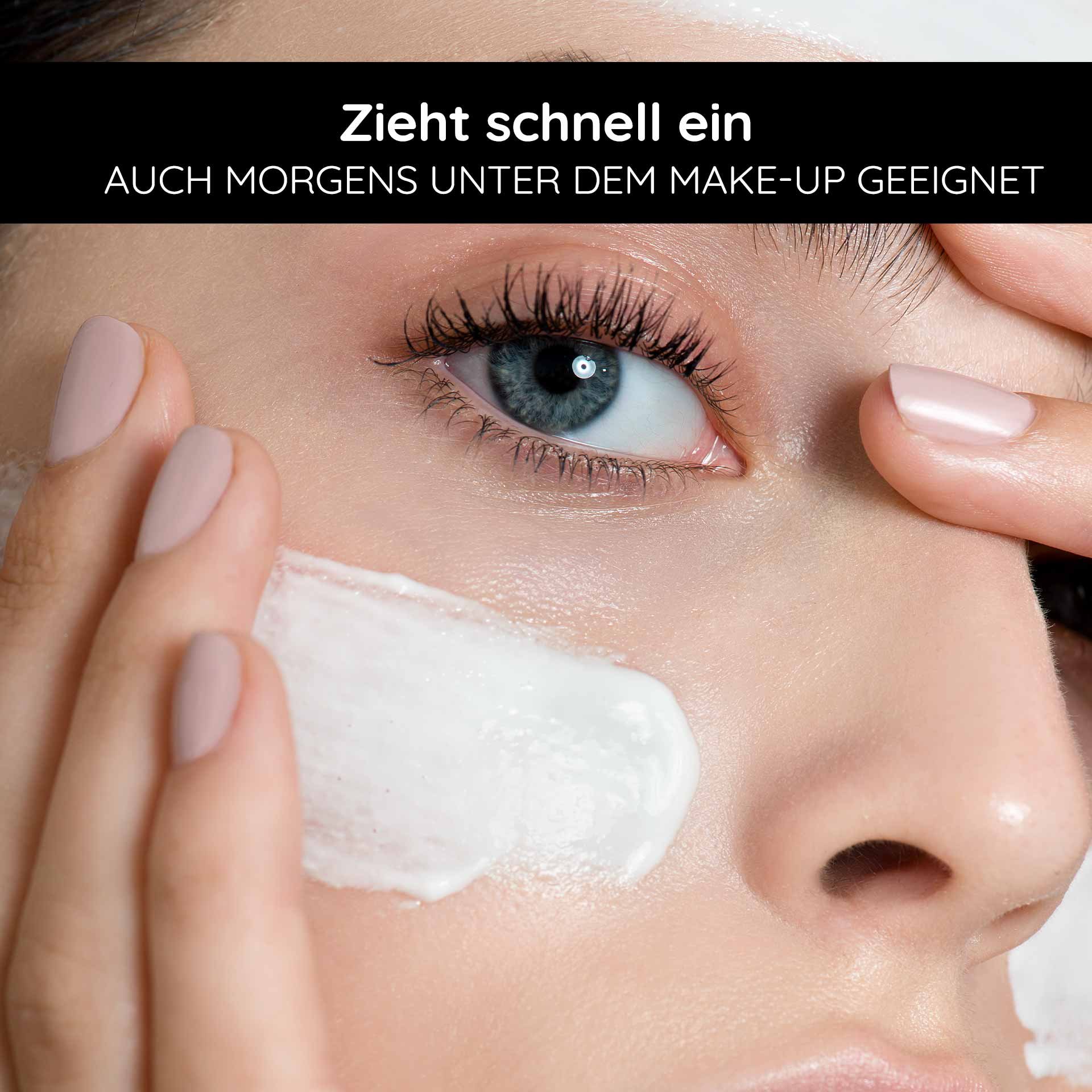 Giovane donna che applica la Silvercream RAU sulla guancia, la texture leggera si assorbe rapidamente