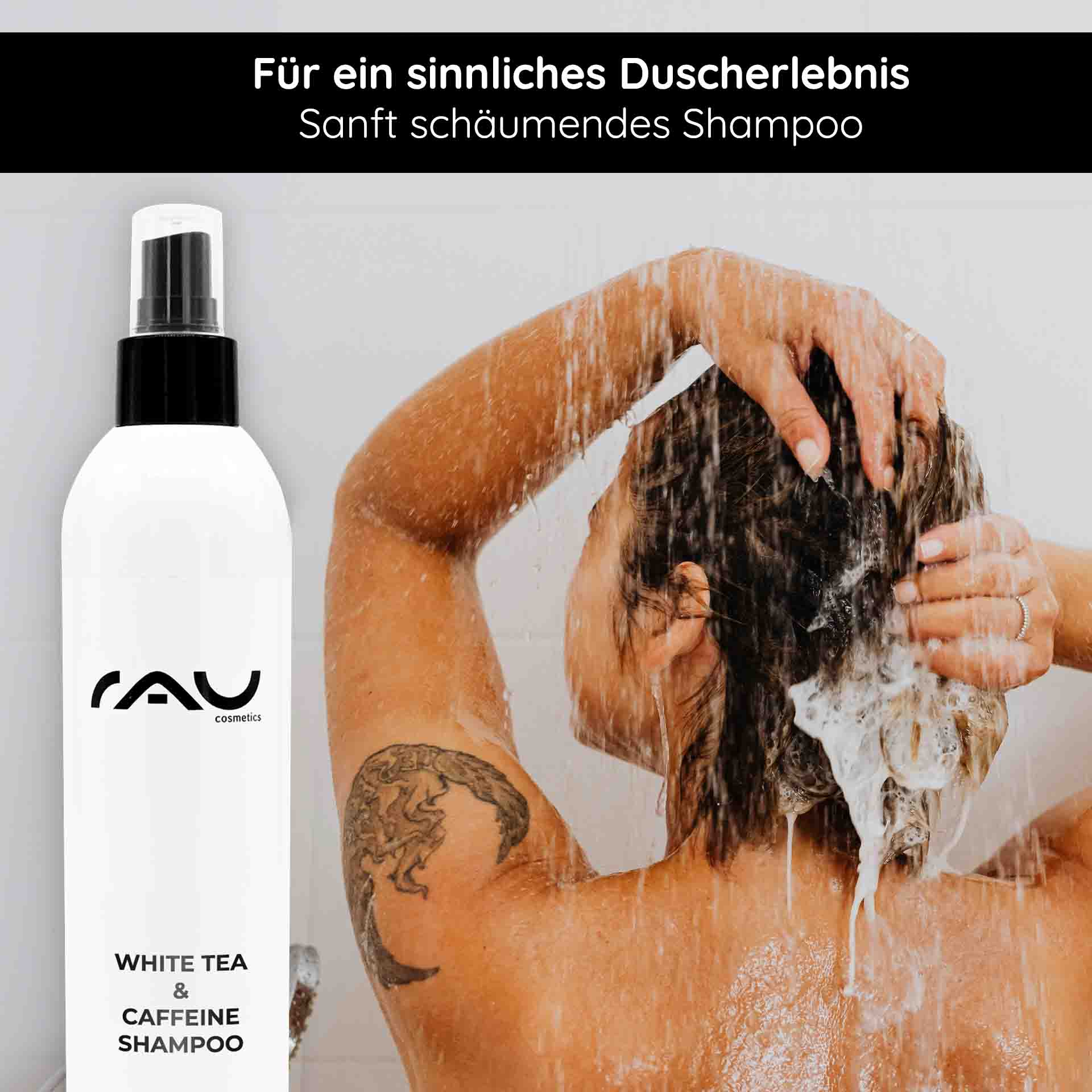 Shampoo al Tè Bianco & Caffeina 250 ml Flasche mit RAU Cosmetics White Tea & Caffeine Shampoo, Person wäscht Haare unter Dusche, sanft schäumendes Shampoo für erfrischendes Duscherlebnis.