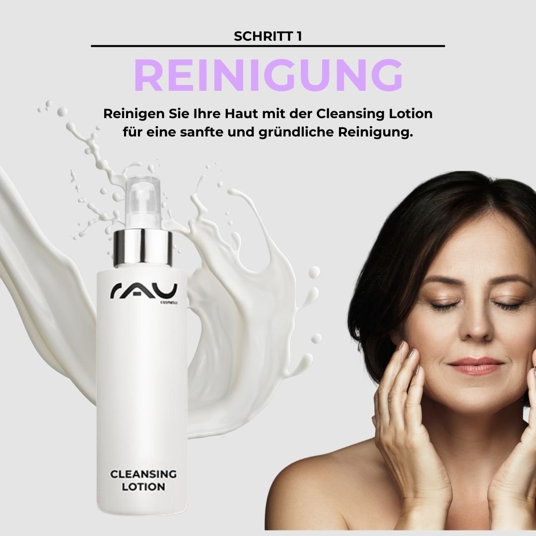 Flacone di lozione detergente con logo RAU e una donna che si tocca delicatamente il viso, promuovendo una detersione delicata delle pelli mature come parte della routine di base.