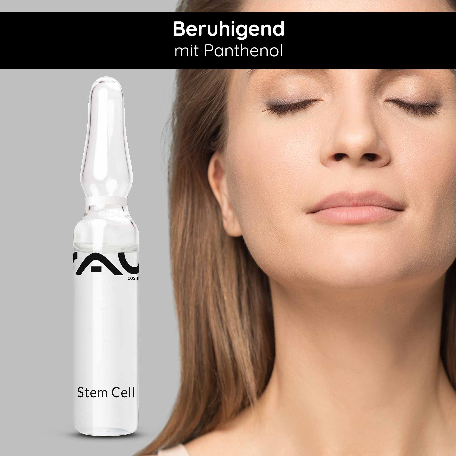 Donna con gli occhi chiusi e incarnato liscio, accanto a un'ampolla di cellule staminali di RAU Cosmetics, che evidenzia le proprietà lenitive con il pantenolo.
