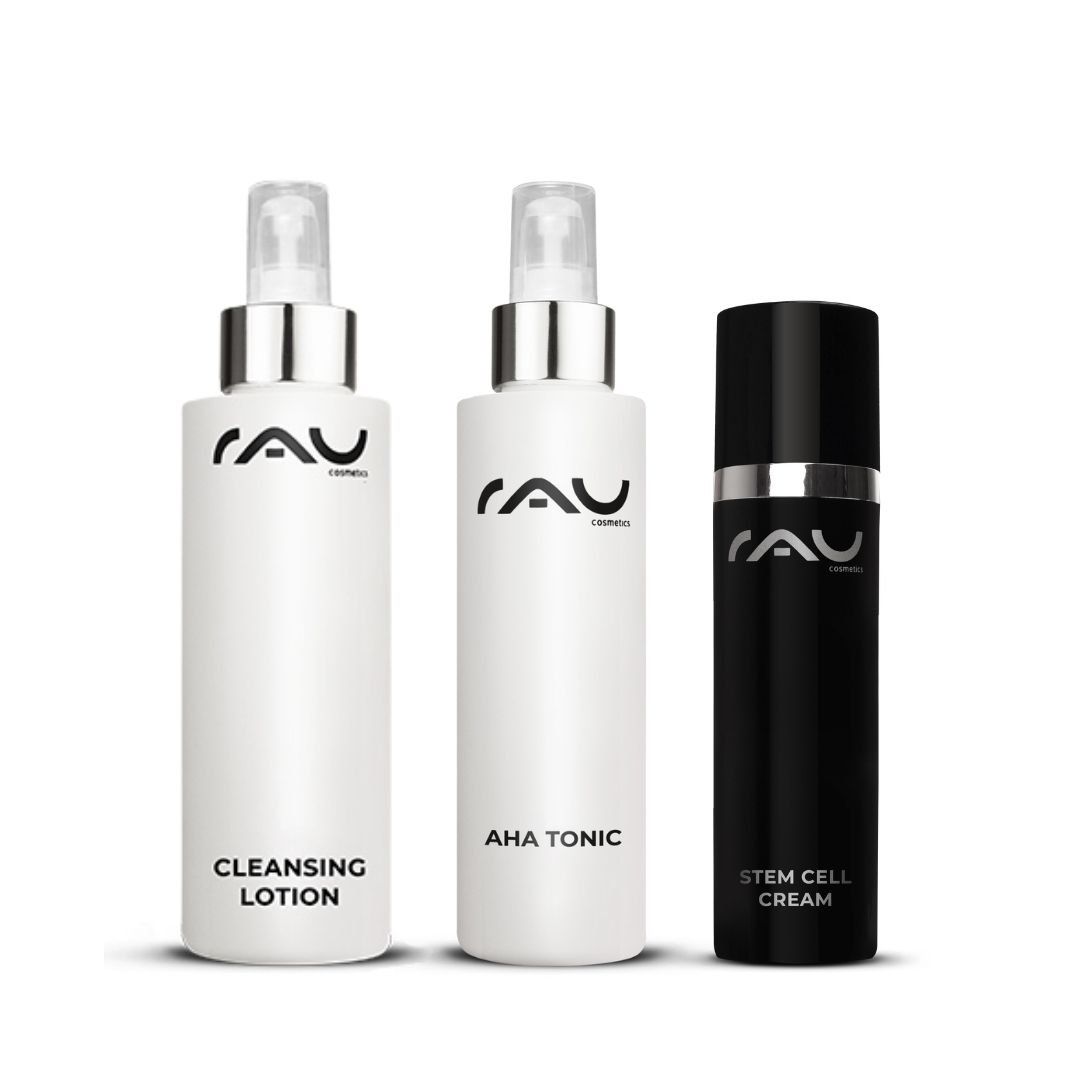 Routine di cura di base per pelli mature di RAU Cosmetics, composta da lozione detergente delicata, tonico AHA rigenerante e Stem Cell Cream.