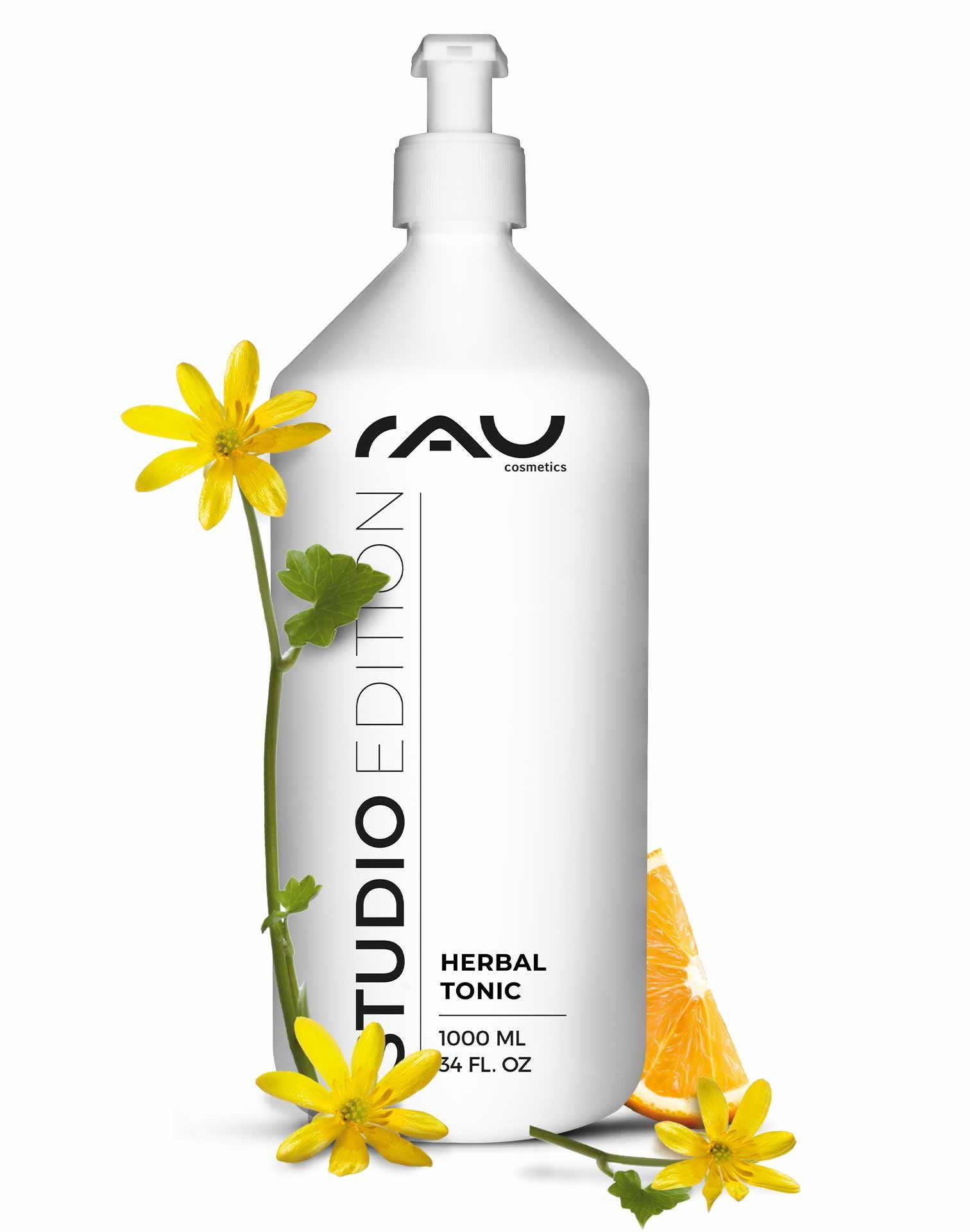 Flacone da 1000 ml di RAU Cosmetics Beyond Herbal Tonic con erogatore, con fiori gialli e fetta d'arancia, sottolinea la detersione delicata senza alcool per la pelle sensibile.