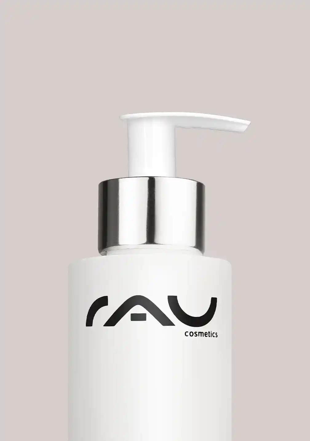 Sleek RAU Cosmetics Pumpflasche mit silbernem Akzent und Aloe Vera Sensitive Gesichtsreiniger-Logo.