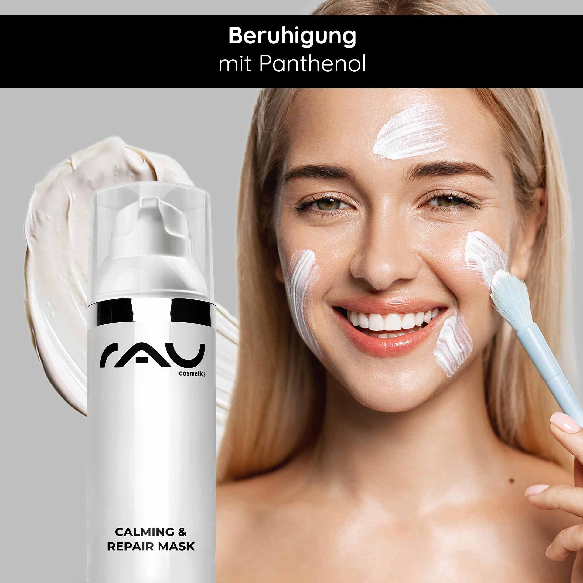 Frau con strahlendem Lächeln trägt RAU Cosmetics Calming & Repair Mask con Panthenol su ihr viso su, um beruhigende Hautpflege zu demonstrieren.