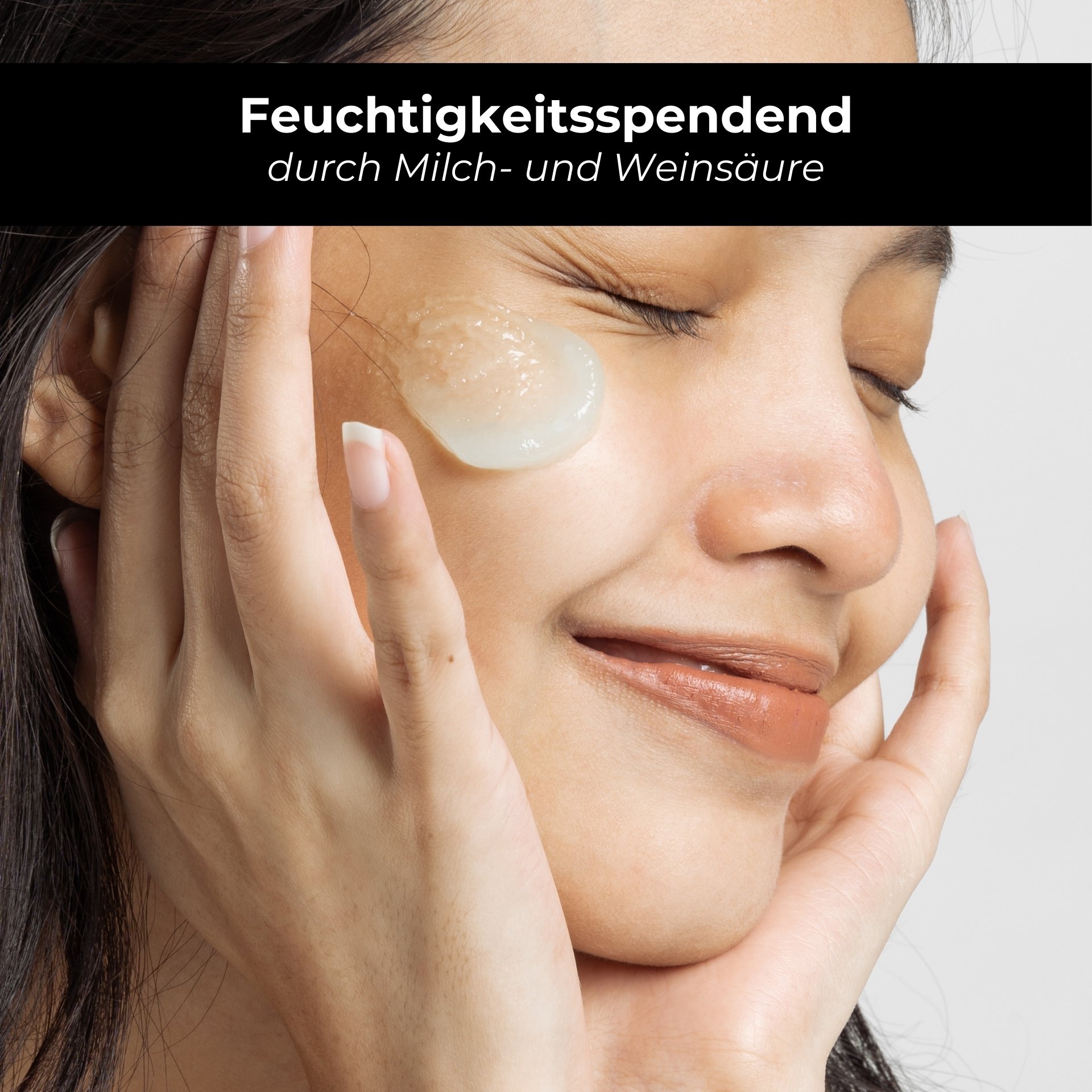 Donna con gel idratante sul viso, sorridente, mostra l'applicazione di prodotti per la cura della pelle con acido lattico e tartarico.