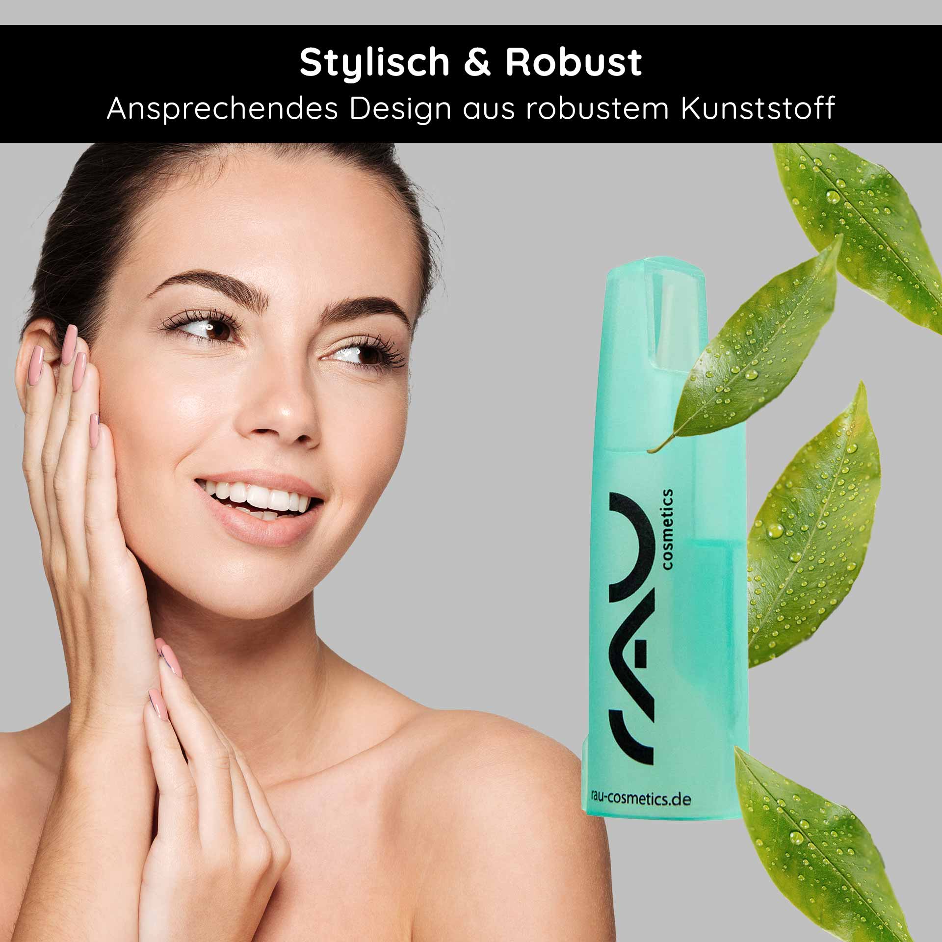 Apriscatole per fiale emetiche da 2 ml Frau mit strahlendem Lächeln und glatter Haut, hält sich das Gesicht mit einer Hand, neben einem Ampullenöffner von RAU Cosmetics, umgeben von grünen Blättern, betont stilvolles und robustes Design.
