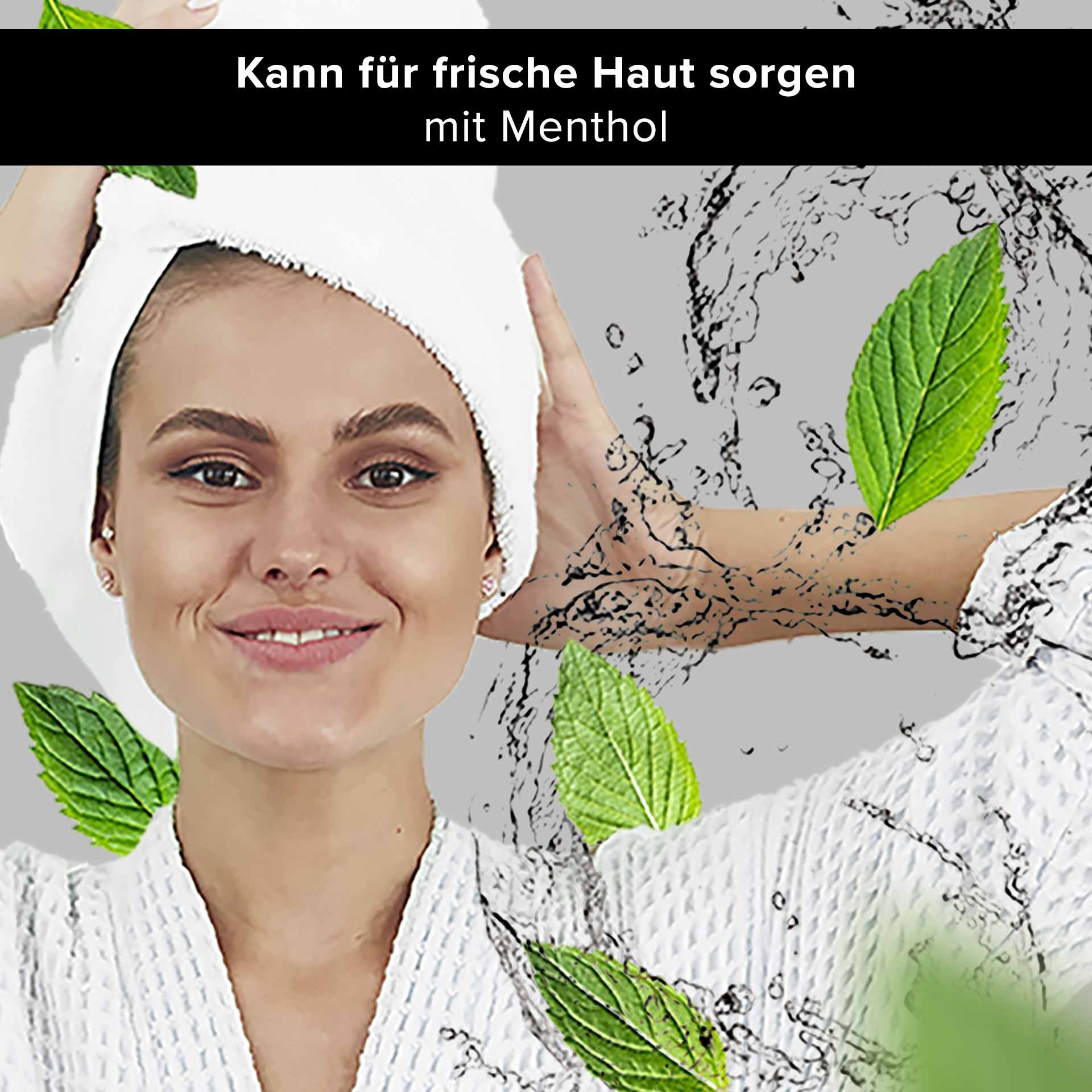 Donna con un asciugamano in testa, sorridente e circondata da foglie di menta fresca e goccioline d'acqua, simboleggia la cura rinfrescante della pelle con mentolo di RAU Cosmetics.
