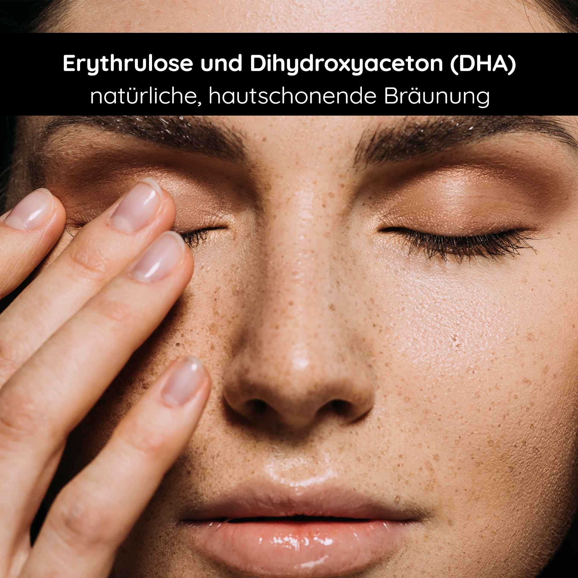 Donna con gli occhi chiusi e mano sul viso, mostra l'applicazione dell'autoabbronzante RAU Cosmetics con eritrulosio e diidrossiacetone (DHA) per un'abbronzatura naturale e delicata sulla pelle.