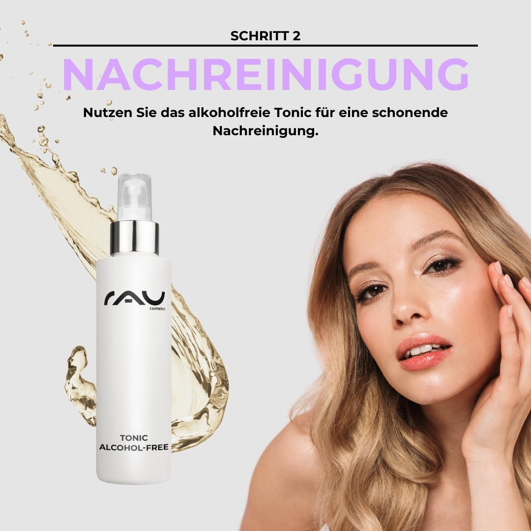 Routine di cura avanzata per pelli normali Alkoholfreies Tonic von RAU Cosmetics für die Nachreinigung, mit ansprechender Darstellung einer Frau, die ihre Haut berührt, und einem fließenden Flüssigkeitsdesign im Hintergrund.
